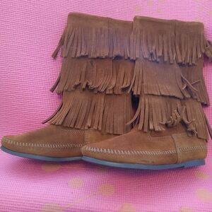 Minnetonka 3 layer fringe boots Sz 6